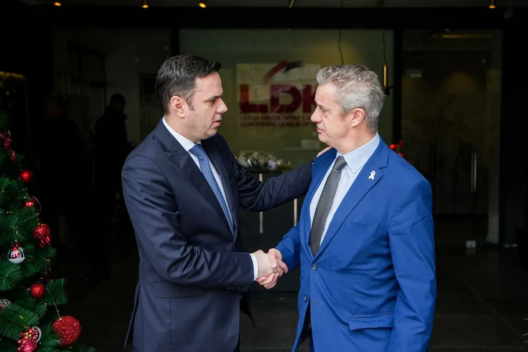 השגריר הבריטי נפגש עם עבדשיקו, מדבר ב-28 בדצמבר.
