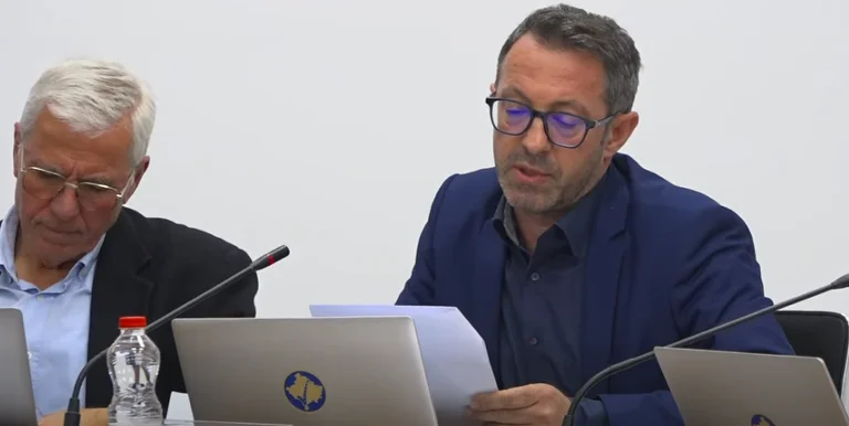 אלברט קרסניצ'י מציע פיטורים של שני חברי KEC VV בעקבות תגובות מהשגרירות