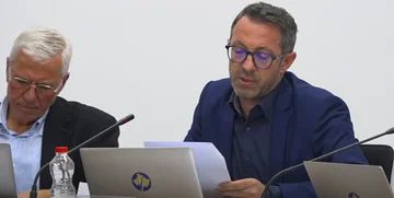 Albert Krasniqi proposes는 embassy에서 반응을 따르는 2 KEC VV 회원의 dismissal를 제안합니다