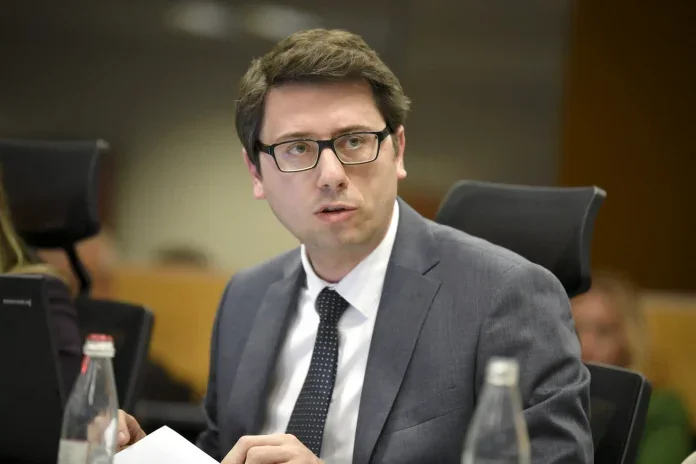 Murati thotë se opozita po i bllokon ligjet duke i dërguar në Gjykatën Kushtetuese