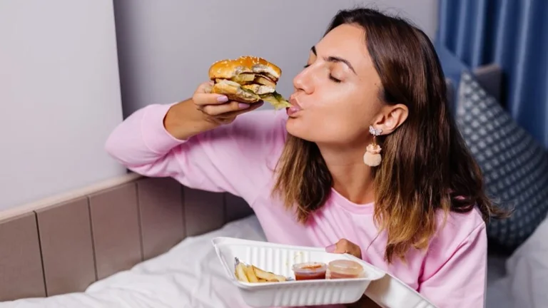 למה הלחץ דוחף אותנו לעבר מזון שומני? גלה את הדרך המפתיעה להחזיר את זה