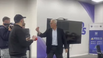 기자가있는 Kurteshi clashs : 컴퓨터를보고있어 종이 작업을보고 있습니다.