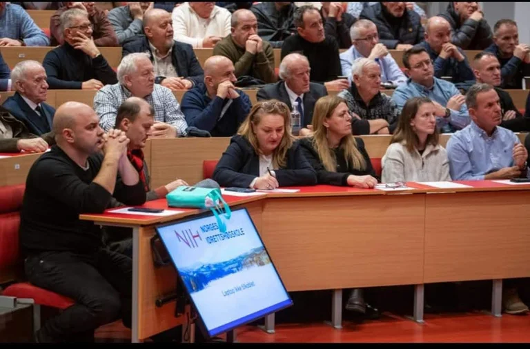 שגריר קוסובו בנורווגיה בכינוס VV, האם היא שברה את החוק? התגובות פורצות