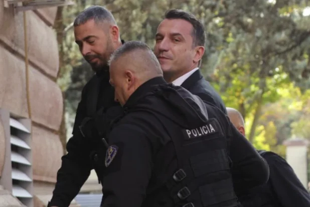 Veliaj לפני JKKO, דרישותיו: לשחרר אותי מכלוב