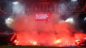 Stop the Ajax é Groningen Spiel, Fans schießen mehrere Feuerwerk (VIDEO)