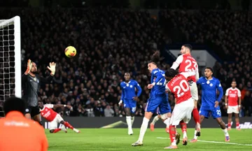 Chelsea schließt Arsenal an der Sonntagstür von Premierligle herunter.