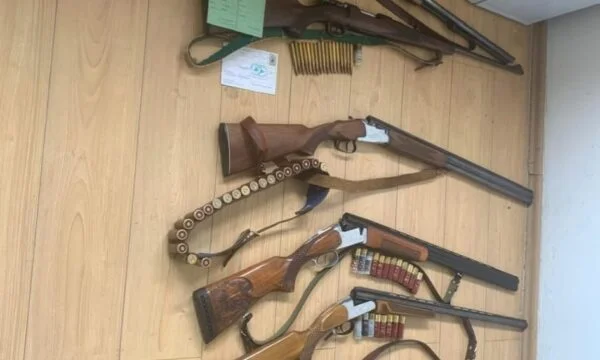 Politiet i Leposaviq mødes med fem mænd med ulovlige jagtrifler.
