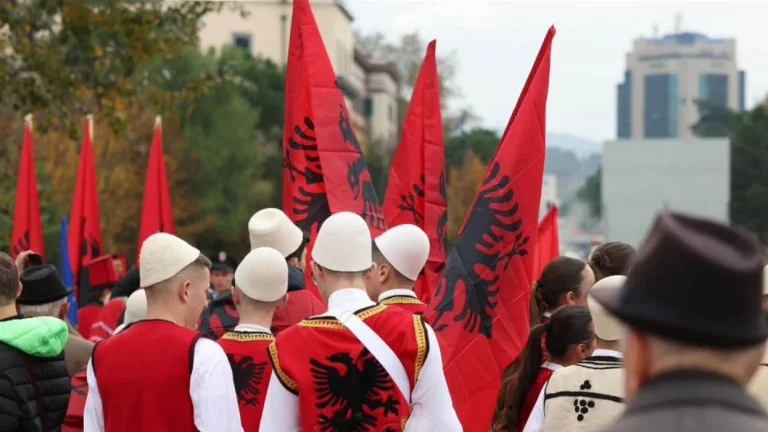 Albánci si vybírají Evropu na dovolenou, protože Albánie se zaplňuje turisty z Kosova