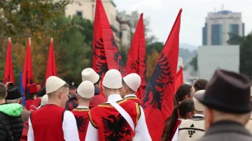 알바니아의 알바니아는 휴가를 위해 유럽을 선택, 알바니아는 Kosovo에서 관광객과 채우기