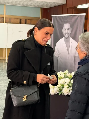 Със снимката на пещерата, отпечатана в сърцето, Голямата Мама очаква съболезнования