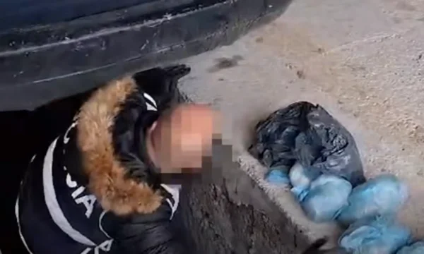 Tropoje에서 Arrested 한 사람에 게 약과 군 ammunition Kosovo