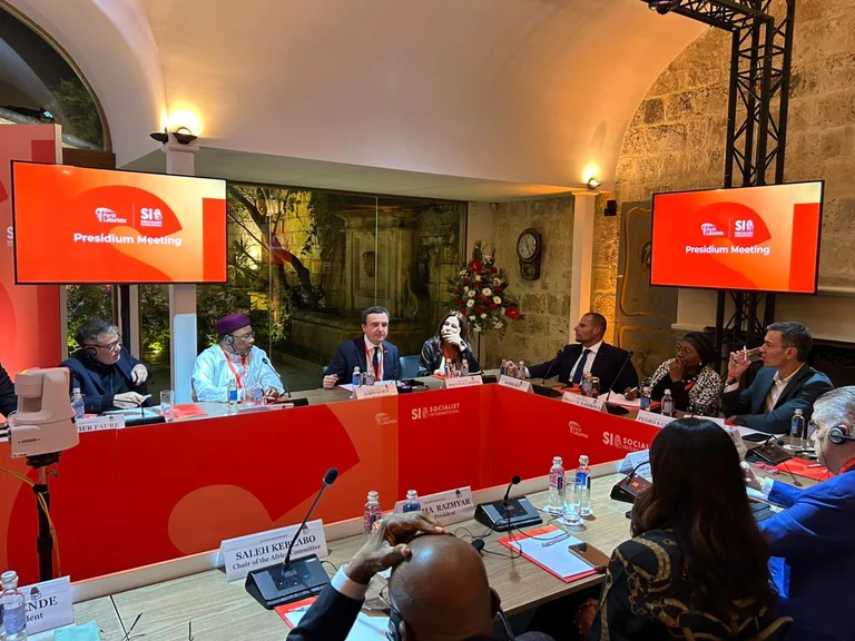 Ikke set i begivenhederne den 28. november, Kurti annonceres af en socialistisk organisation i Malta