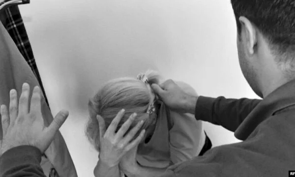 Twee gearresteerd voor huiselijk geweld in Pristina, één sloeg beide ouders, de andere moeder