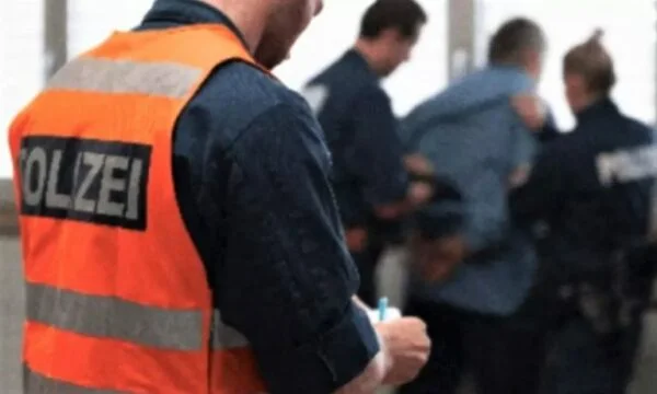 To albanere, der arbejder i sort, arresteres i Schweiz, den ene fra Kosovo, den anden fra Albanien.