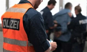 검은 색에서 일하는 두 알바니아어는 스위스에서 체포, Kosovo에서 하나, 알바니아에서 다른