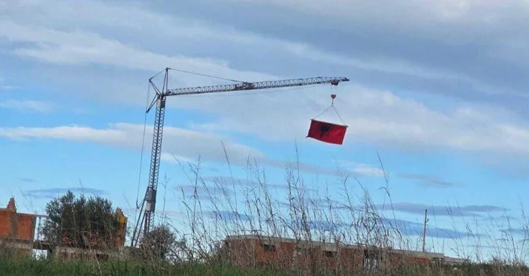 Albanske flag bølger på byggepladsen i Kroatien, lokale kalder provokation