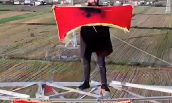 The young man risked his life to celebrate November 28th, climbs to the pole of high blood pressure to place the flag