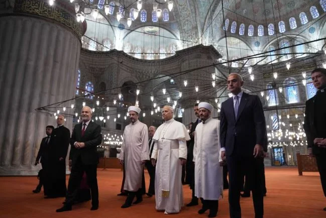 Pave tager ud sko under besøg i Istanbul moské
