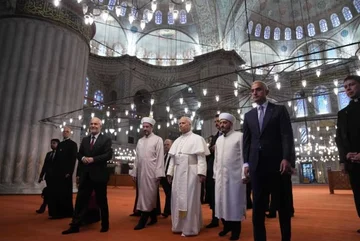 Pope Takes 아웃 구두 동안 방문 Istanbul Mosque