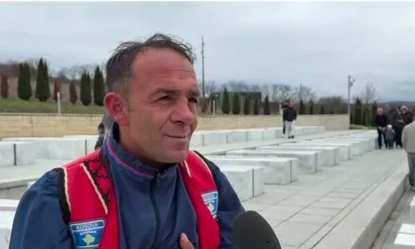 Občan Vlory líbá Adamovy hrobky, Hamez a Shaban Jashar