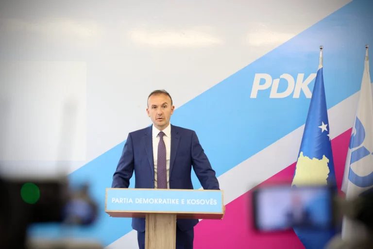 Mustafa i PDK: Kurti in die Verteidigung aller Korruption Anzeigen