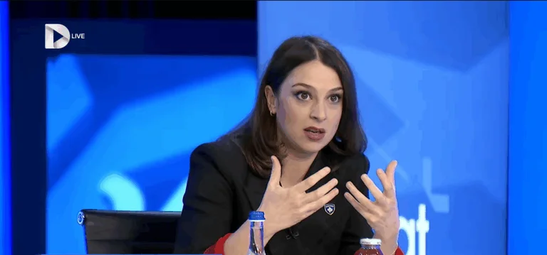 Kica-Jali: Kurt is an extremist of the antisystem, in books about how democracies turn up, comes up with Kurti described