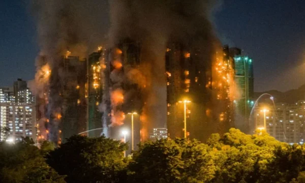 De balans van de slachtoffers van brand stijgt in Hongkong, 83 mensen zijn omgekomen en 75 gewonden, 250 vermisten.