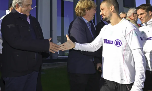 Die Legende Platini geht an Juventu Training, wie Zegrova und seine Freunde ihn begrüßten.