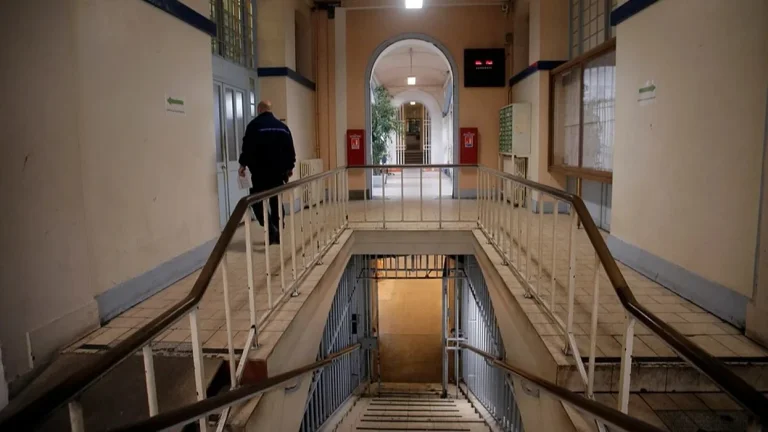 Dois prisioneiros escapam da prisão francesa usando serras com medo