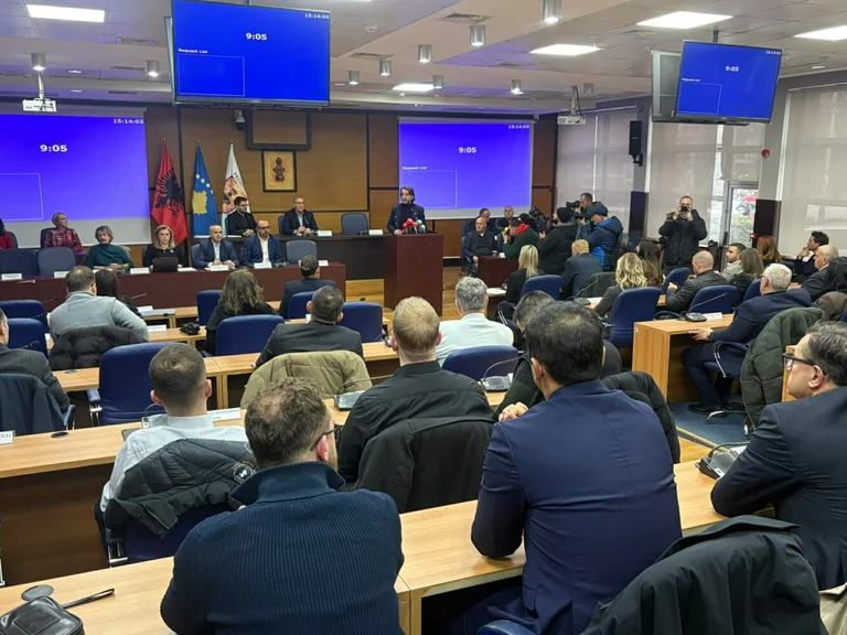 Pristina Parlament hlasuje pro Self- Equires v hodnotě 28m eur