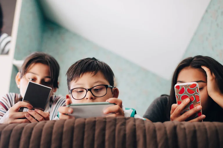 Europees Parlement stelt sociale mediabeperkingen voor kinderen onder 16 jaar voor