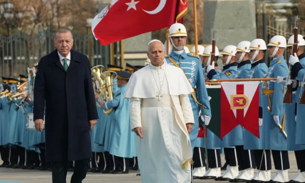 Pave Leo ankommer til Tyrkiet, forventet af Erdogan