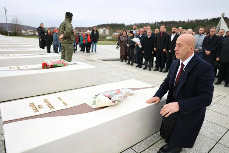 Haradinaj rende omaggio al Memorial Complex “Adem Jashari” in Prekaz: mese di novembre