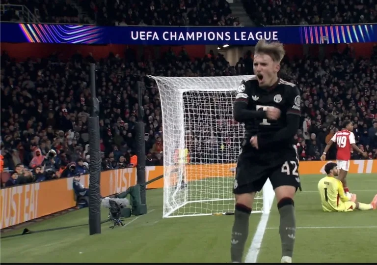 Beyern acerta o placar do Arsenal, marca a estrela do momento, Carl.