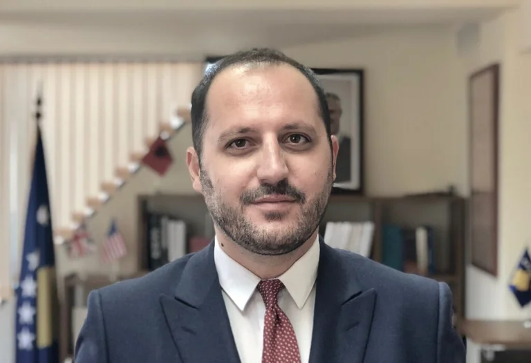 El ex Embajador Cana critica a Kurti: Una tarea de séptimo grado tiene días para resolverlo