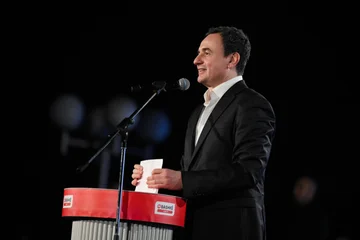 Fast 200.000 Stimmen weniger, aber Kurt lädt Bürger zu der"Square Skenderbeu ein.