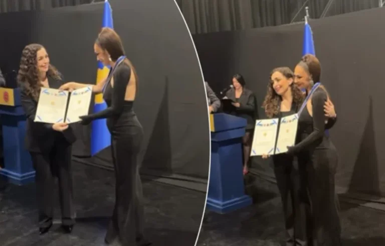 Adelaina Ismailit a kormány adománya után Osman elnöki hálával díszítik fel.