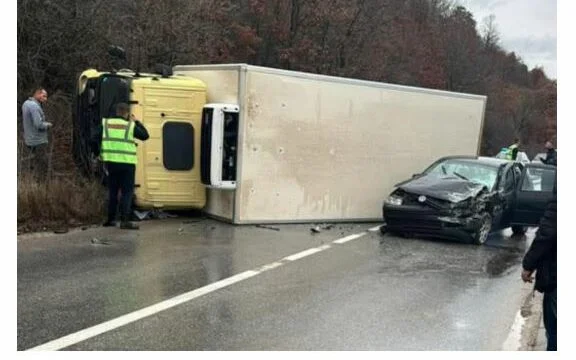 Accident grav lângă Squirewright, camionul ajunge să se rostogolească după un accident de mașină