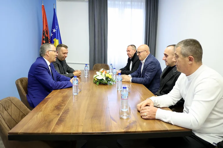 Hamza se întâlneşte cu liderii OVL KLA: Kosovo a construit datorită sacrificiului de război al KLA