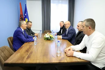 Hamza는 OVL KLA 지도자를 만나다 : KLA 전쟁 희생 덕분에 Kosovo