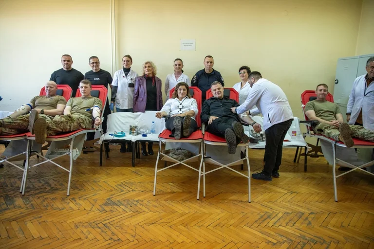 Soldaţii KFOR şi poliţia kosovară donează sânge: Iniţiativa vizează sprijinirea instituţiilor de sănătate