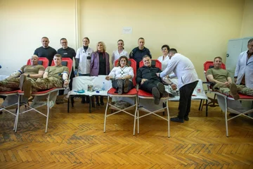 KFOR 군인과 Kosovo 경찰은 피를 기부 : 건강 기관 지원 이니셔티브