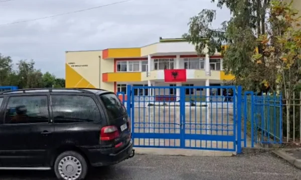 O rană de cuţit între liceeni în Durres, tânărul serios, rândul a început pe reţele sociale