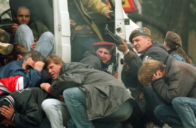 Povestea şocantă a fostului ofiţer care a descoperit prima oară asasinarea lunetistului în Sarajevo