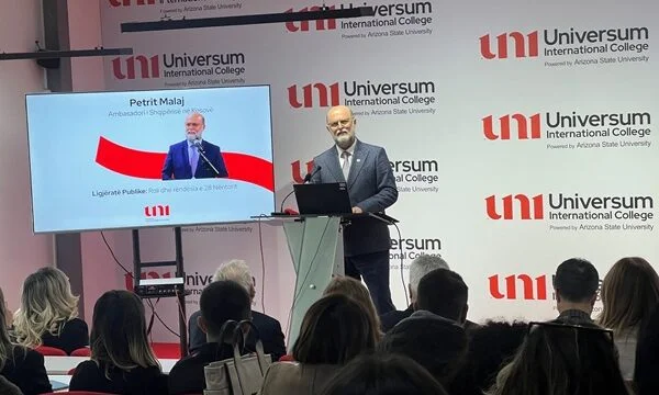 שגריר אלבניה בקוסובו, מר פטריט מלג', מחזיק בשיח ציבורי עבור U סטודנטים NIeverum International College!