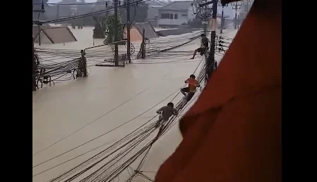 המבול בתאילנד מגיע 3m: אזרחים להציל נתפסים על כבלי חשמל (VIDEO)
