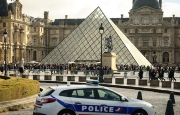 4 더 많은 Arrested 와 연결 Louvre robbery