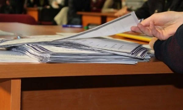フランスのコソヴォ大使館はコソヴァルスに電話をかけます:投票によって封筒に連れて行ってはいけない、これは正しいアドレスです。