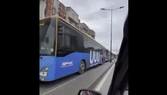אזרחים עזבו ברחובות, “Urban Traffic” אוטובוסים הפגנות לכיוון עיריית פריסטינה