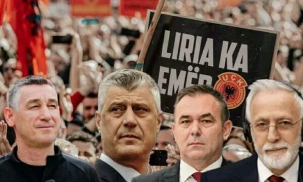 סטודנטים במחאה Gjakova לתמיכה במושיעים